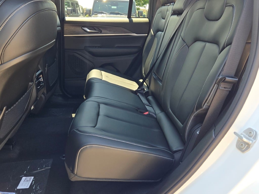 2025 Jeep Grand Cherokee Limited photo 18