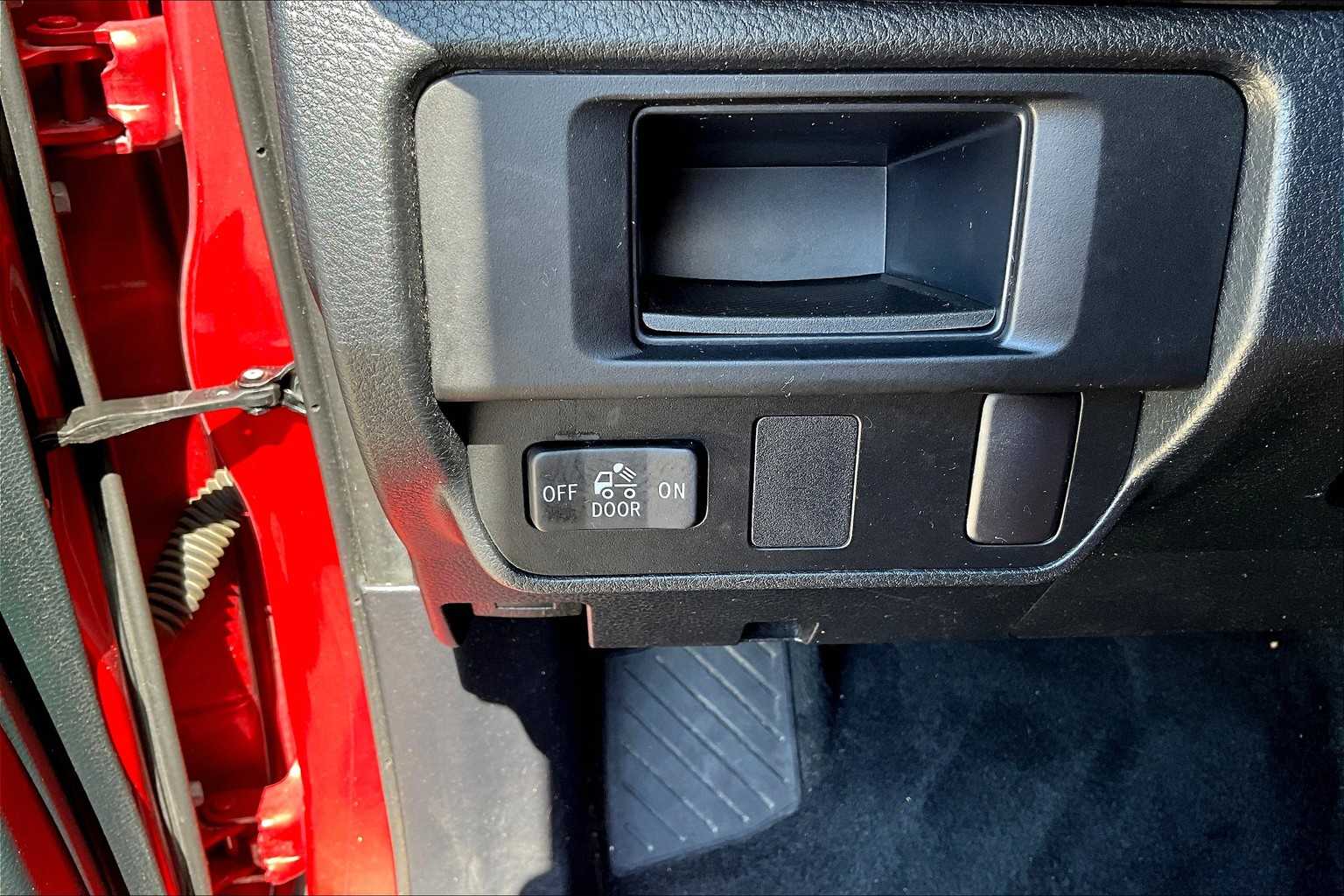 2017 Toyota Tacoma SR5 photo 32