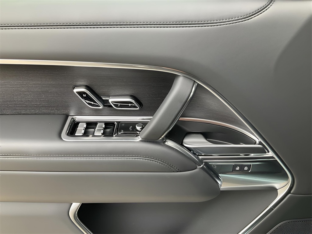 2025 Land Rover Range Rover SE photo 12
