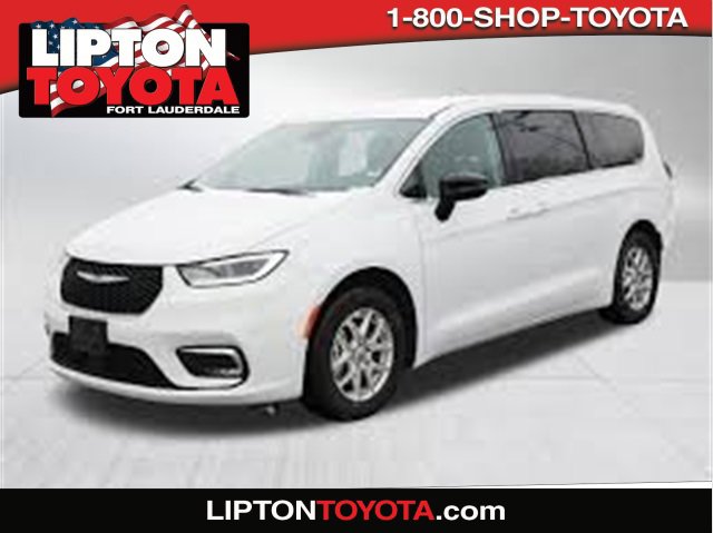 2024 Chrysler Pacifica Touring L's photo