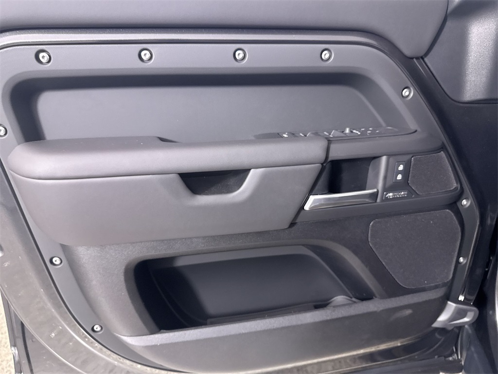 2025 Land Rover Defender 130 X-Dynamic SE photo 12