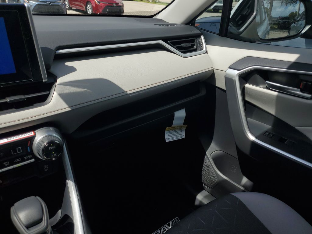 2025 Toyota RAV4 XLE photo 28