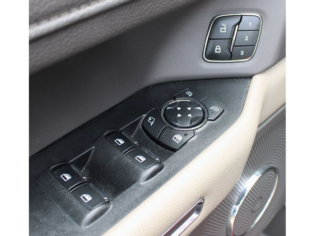 2021 Ford Expedition XLT photo 3