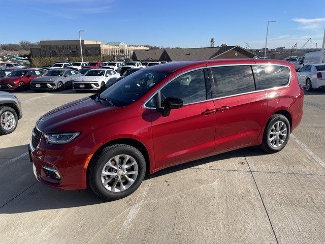 2026 Chrysler Pacifica Select's photo