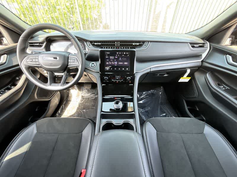 2025 Jeep Grand Cherokee Altitude photo 3