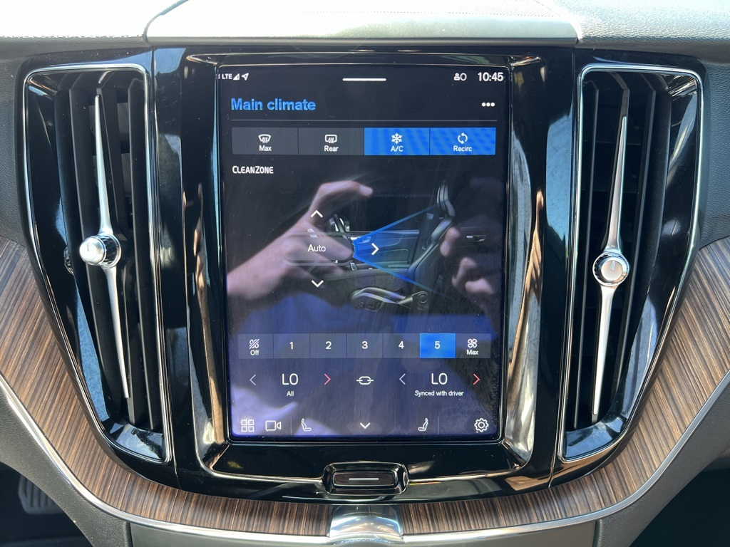2022 Volvo XC60 B5 Momentum photo 18