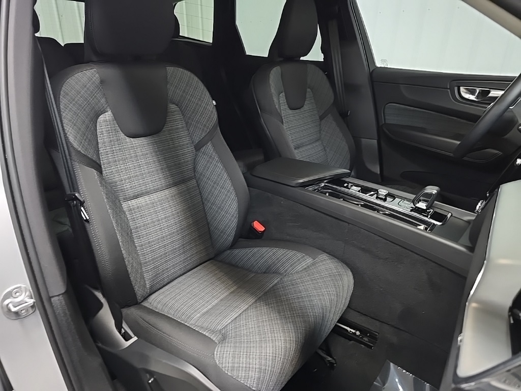 2023 Volvo XC60 B5 Core photo 14