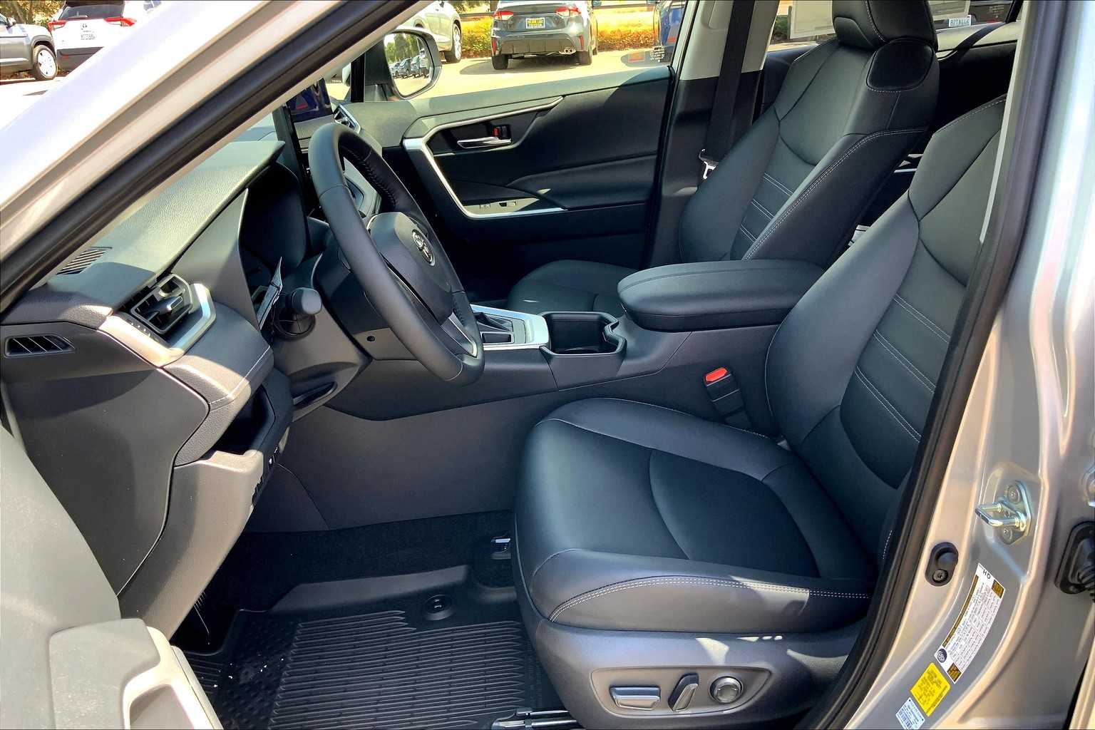 2025 Toyota RAV4 XLE Premium photo 8