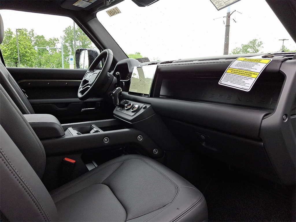 2025 Land Rover Defender 110 S photo 4