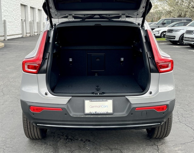 2025 Volvo XC40 photo 21