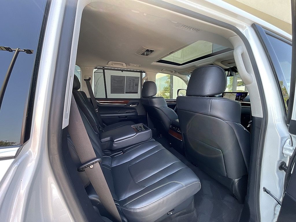2019 Lexus LX 570 photo 28