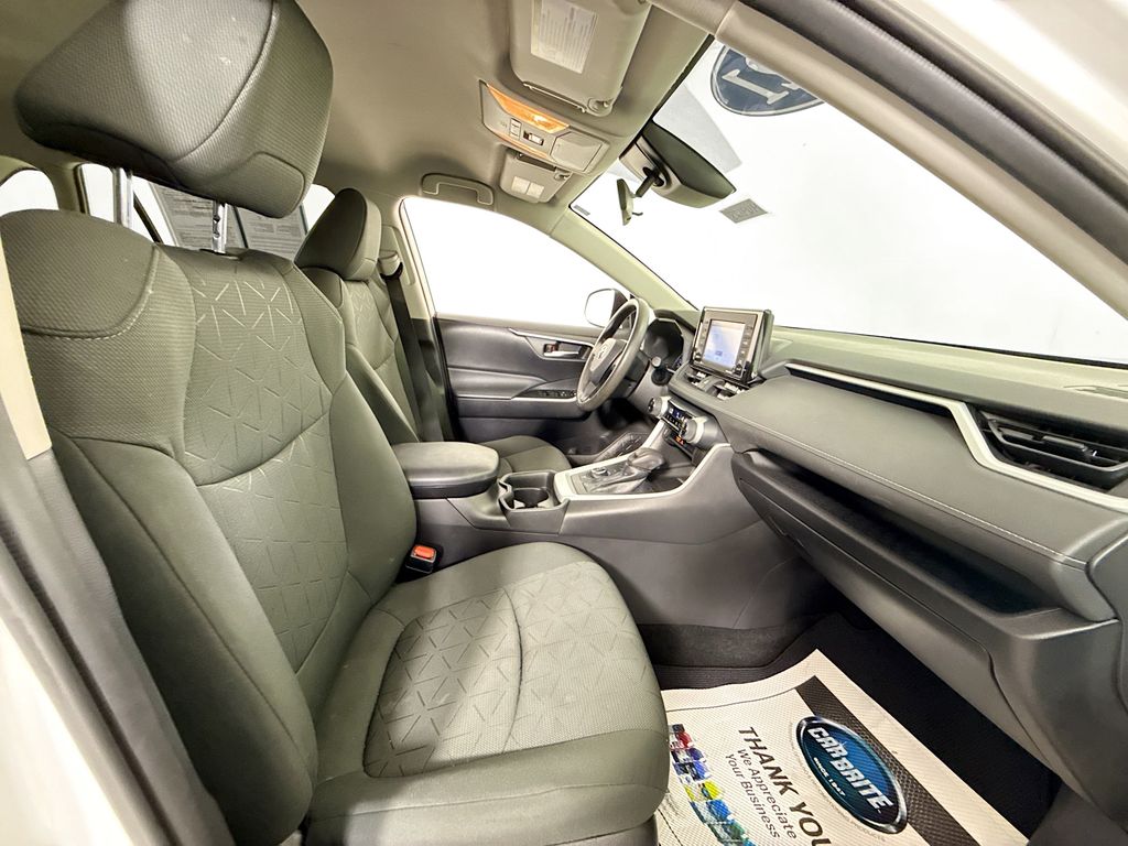 2021 Toyota RAV4 Hybrid XLE photo 26