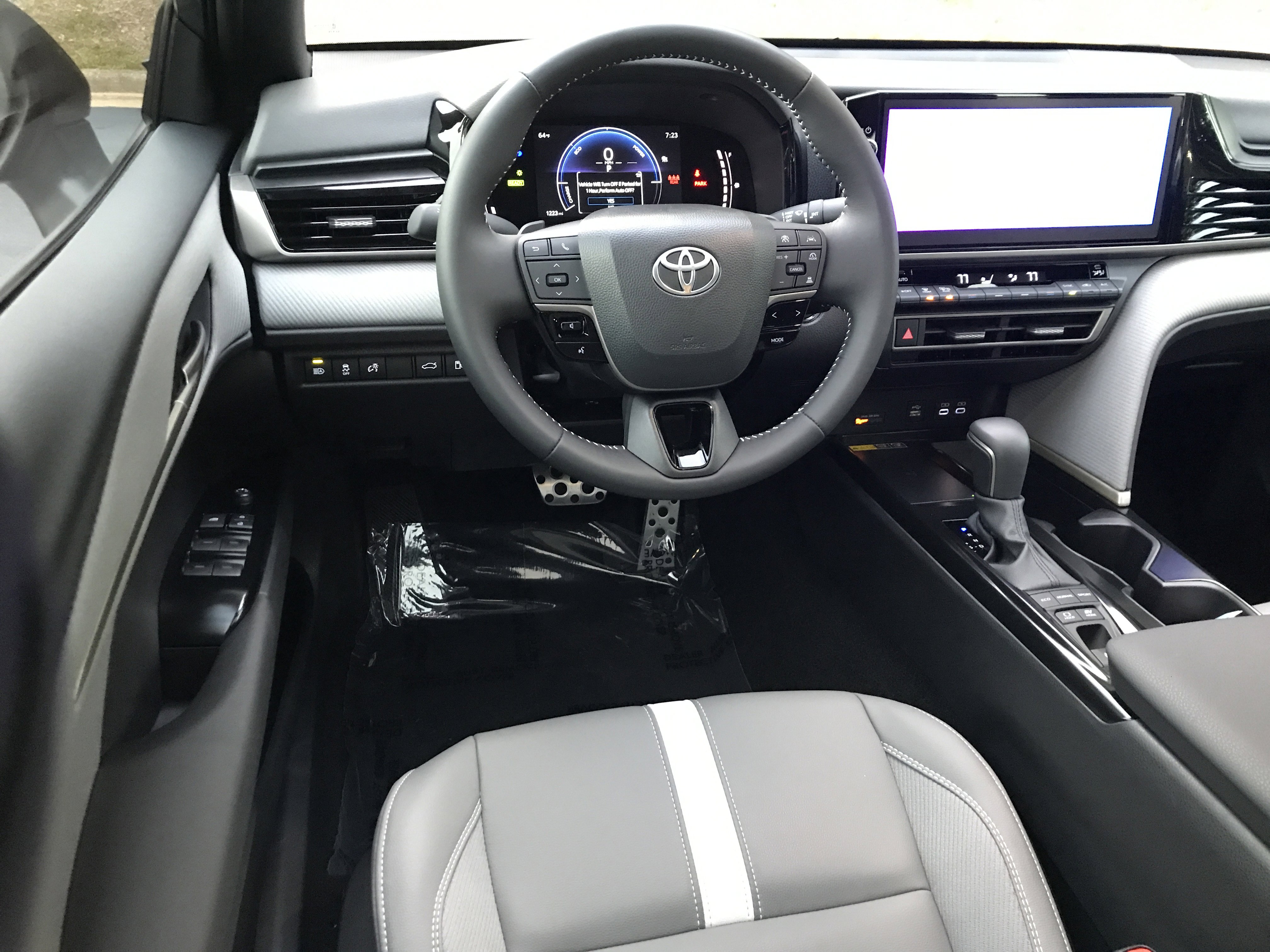 2025 Toyota Camry SE photo 3