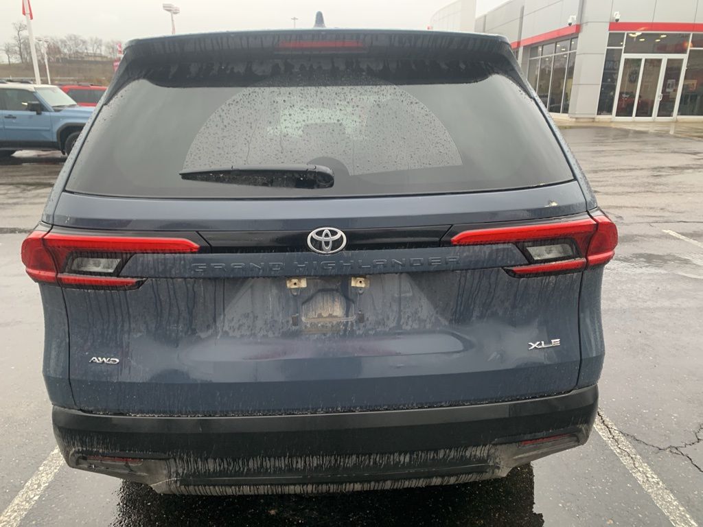2024 Toyota Grand Highlander XLE photo 3