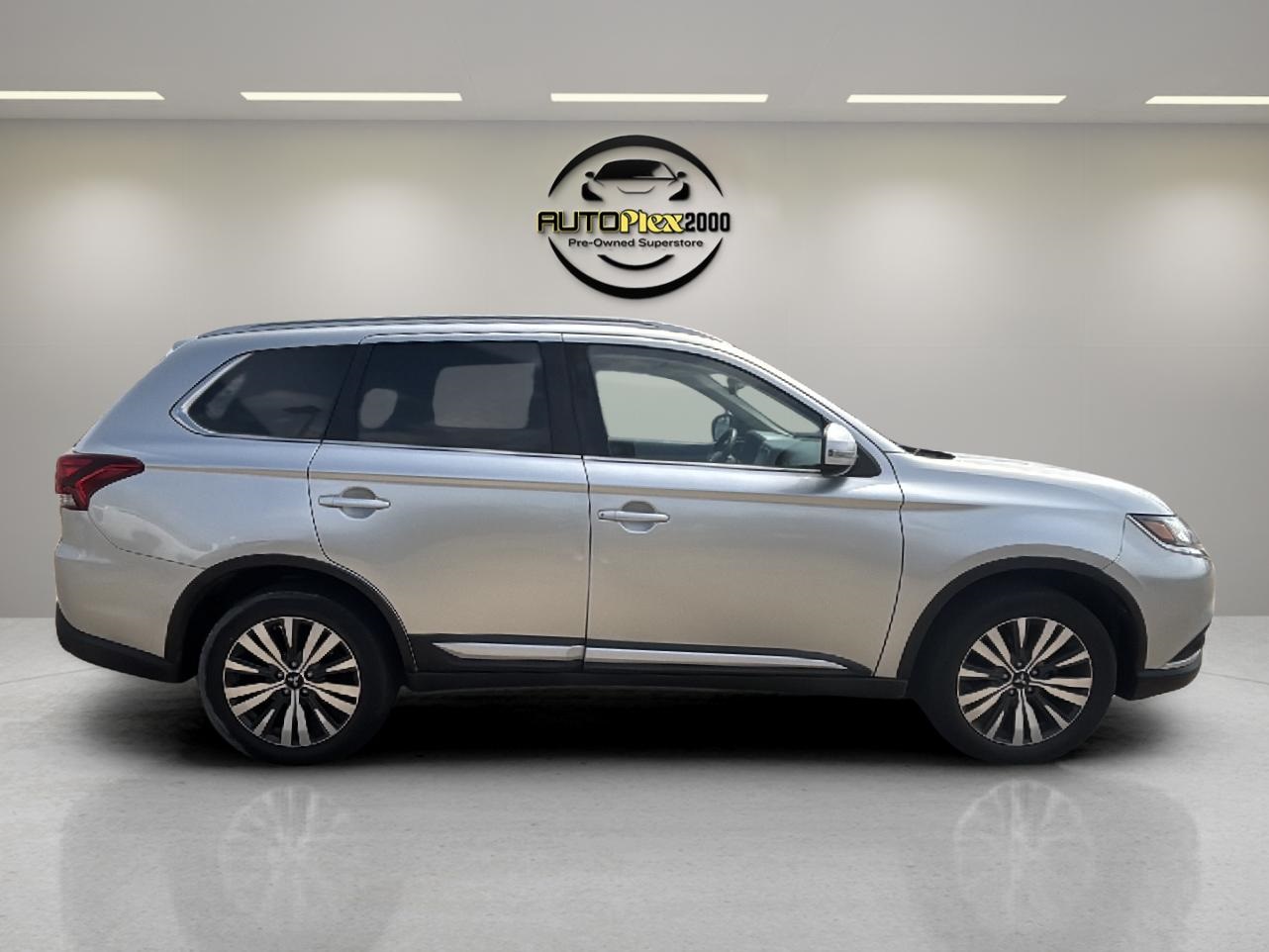2020 Mitsubishi Outlander SE photo 3