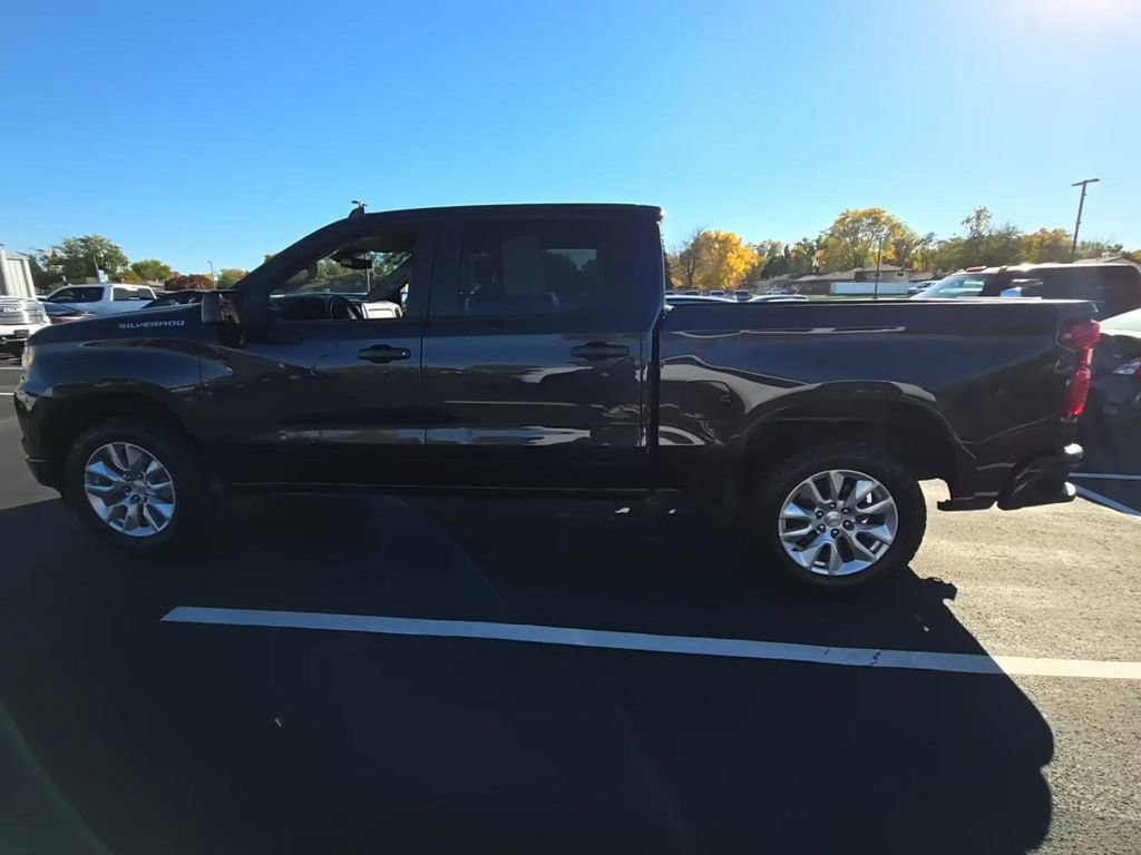 2023 Chevrolet Silverado 1500 Custom photo 2