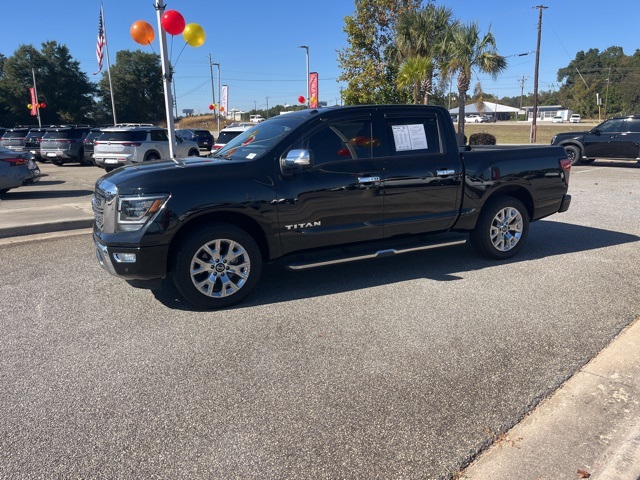2021 Nissan Titan SL Crew Cab photo 3