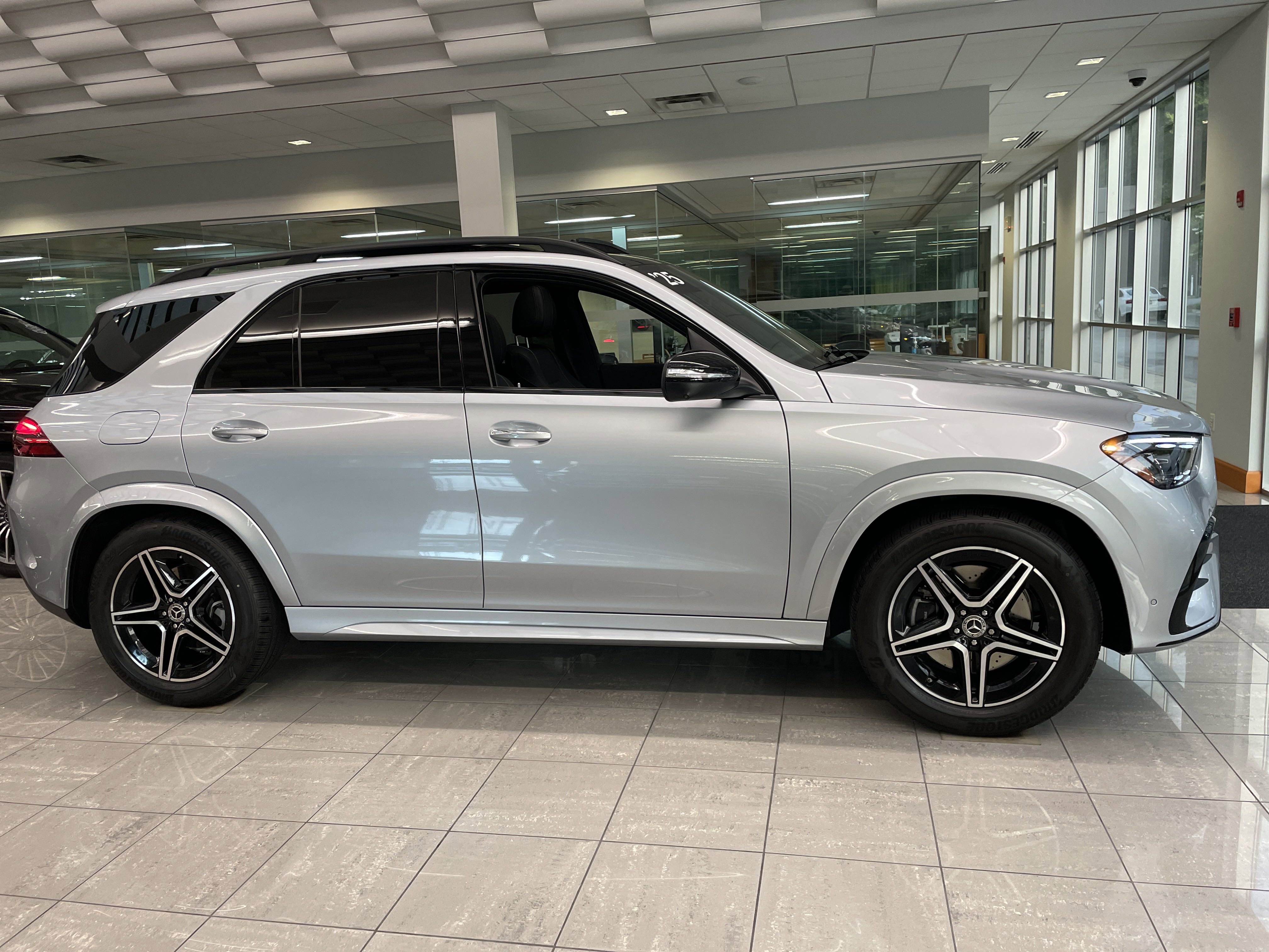 2025 Mercedes Benz GLE 450e 4MATIC photo 3