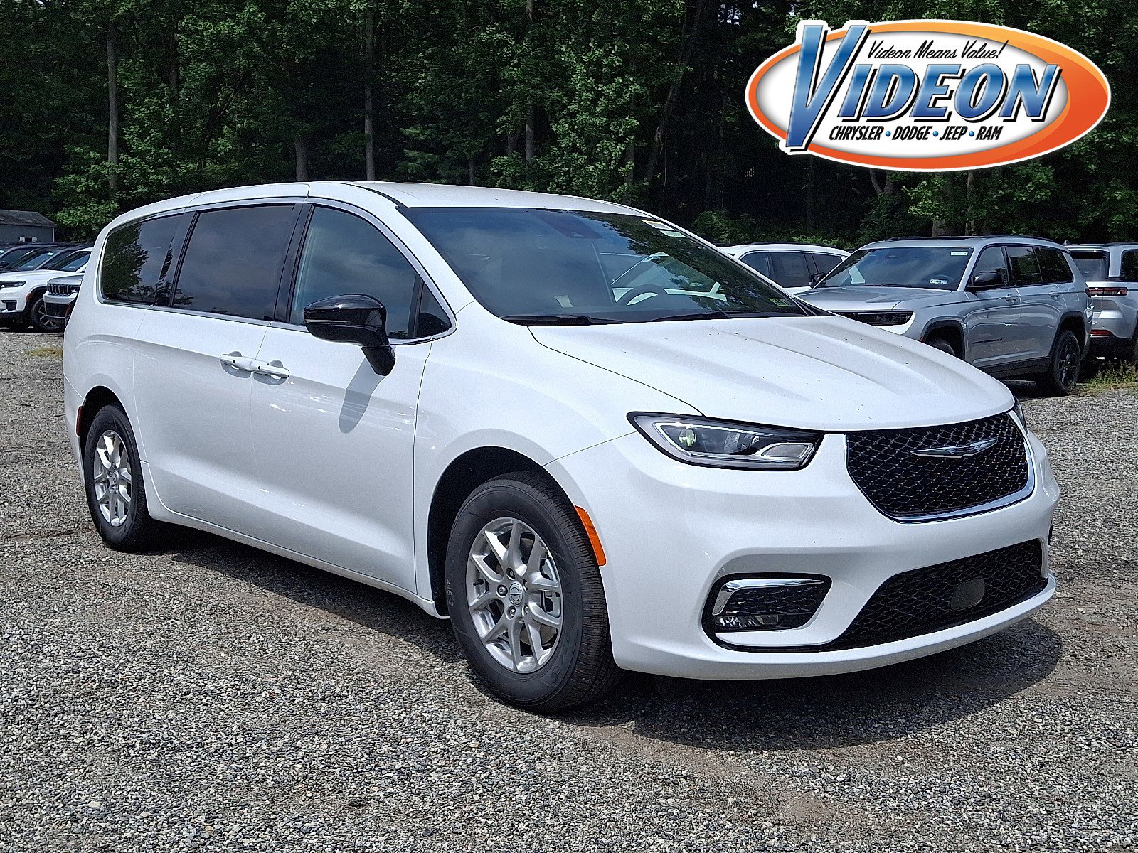 2026 Chrysler Pacifica Select's photo