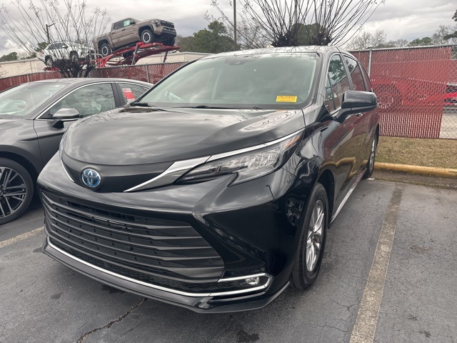 2024 Toyota Sienna XLE's photo