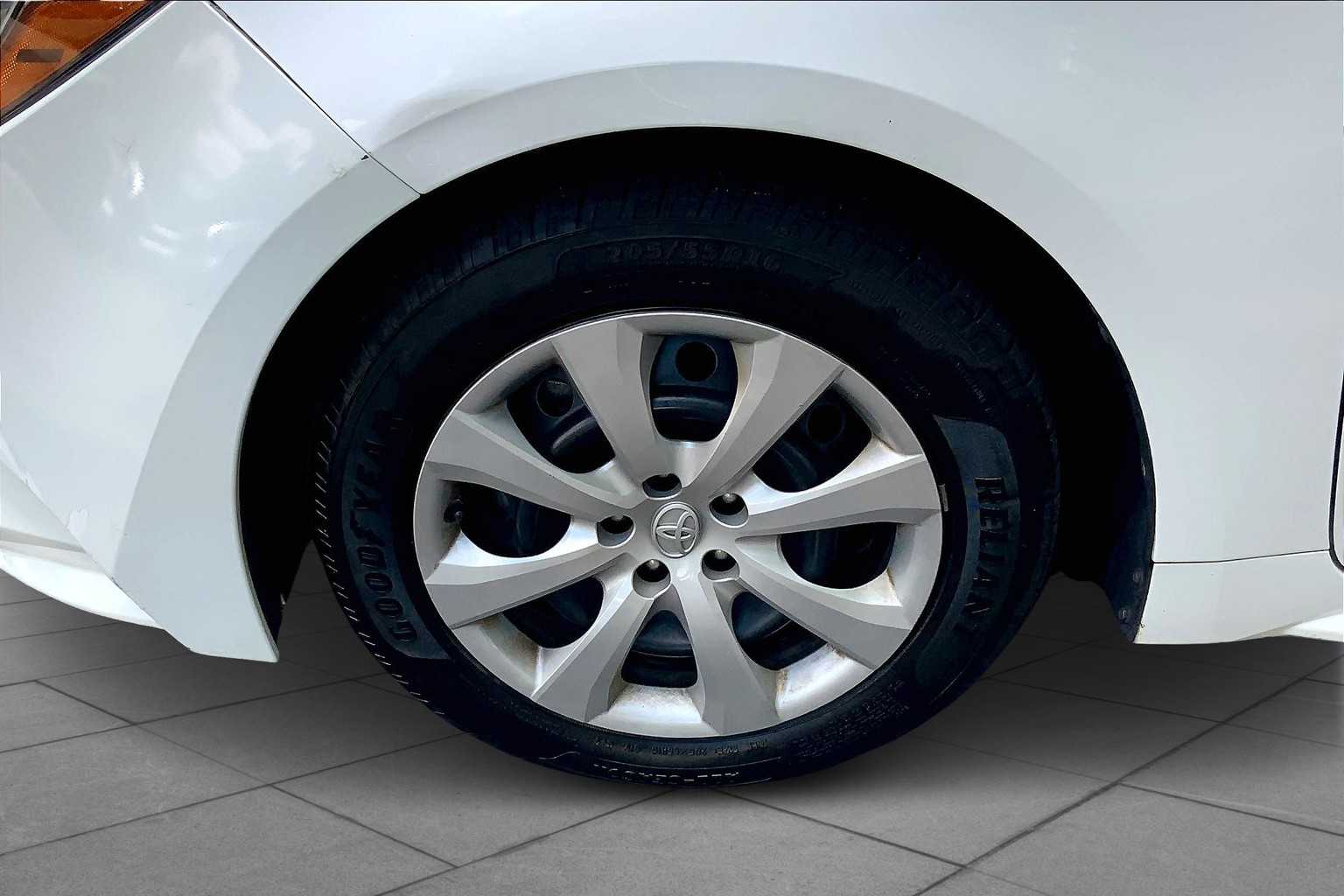 2021 Toyota Corolla LE photo 9