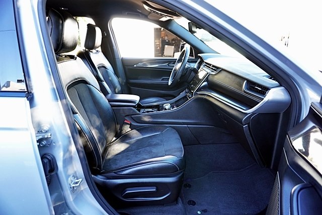 Used 2021 Silver Jeep Altitude image 12