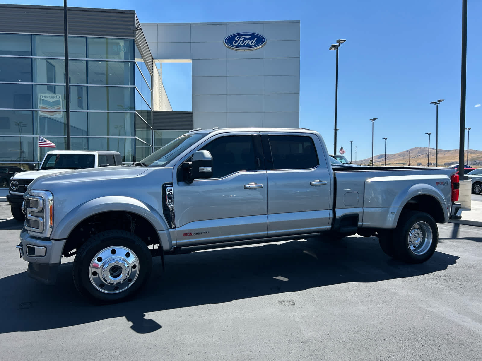 2023 Ford F-450 Super Duty Limited's photo