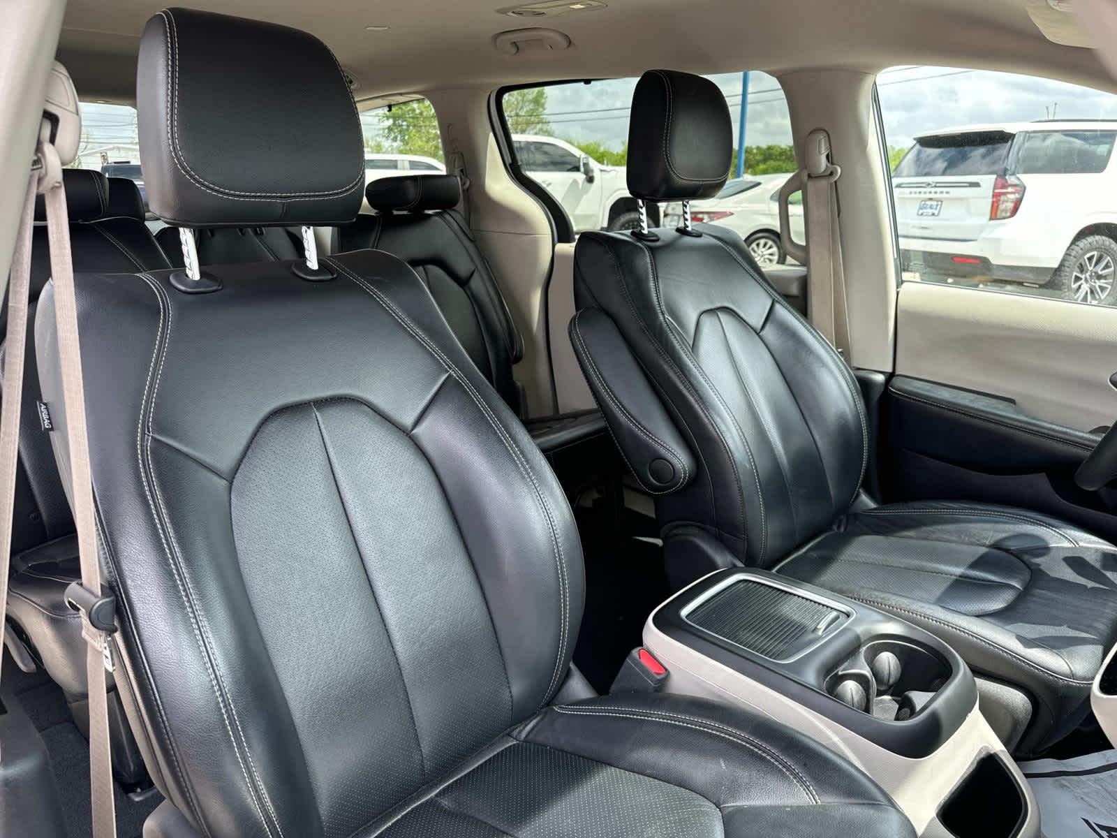 2022 Chrysler Pacifica Touring L photo 24
