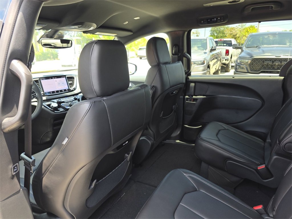 2025 Chrysler Pacifica photo 10