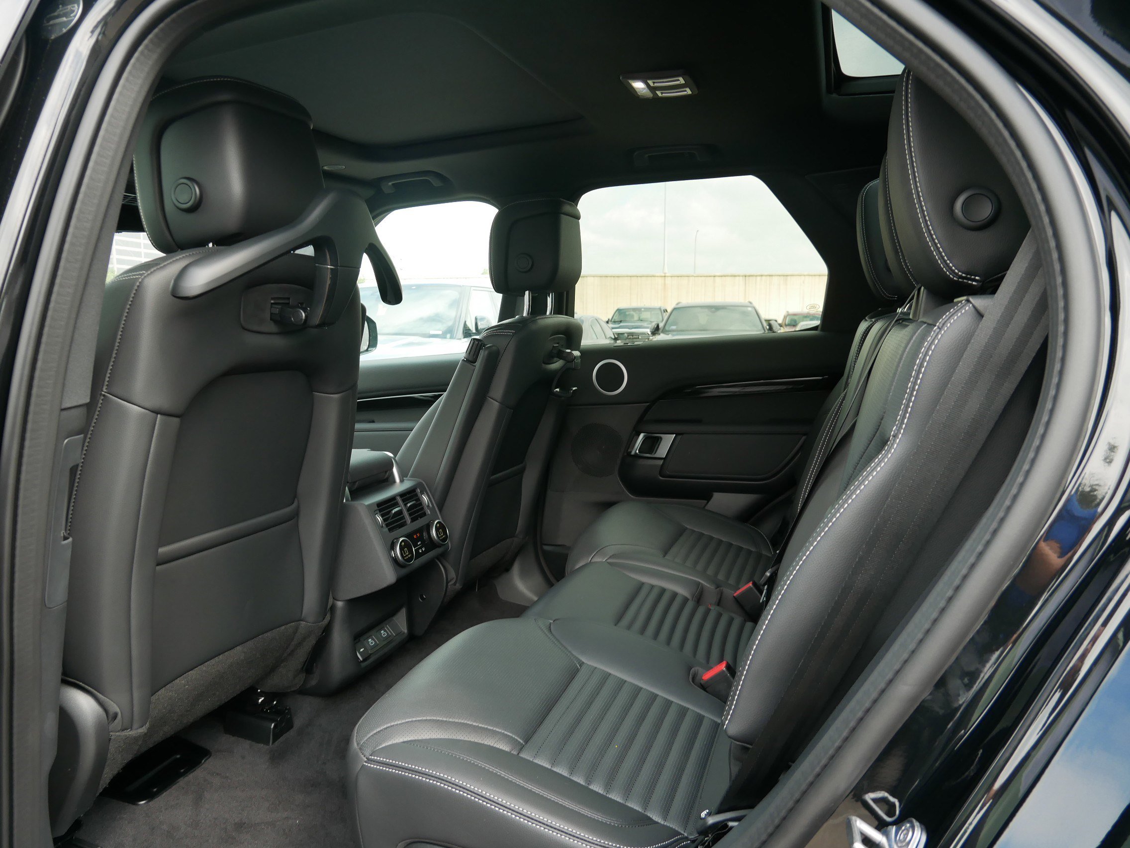 2025 Land Rover Discovery S photo 6