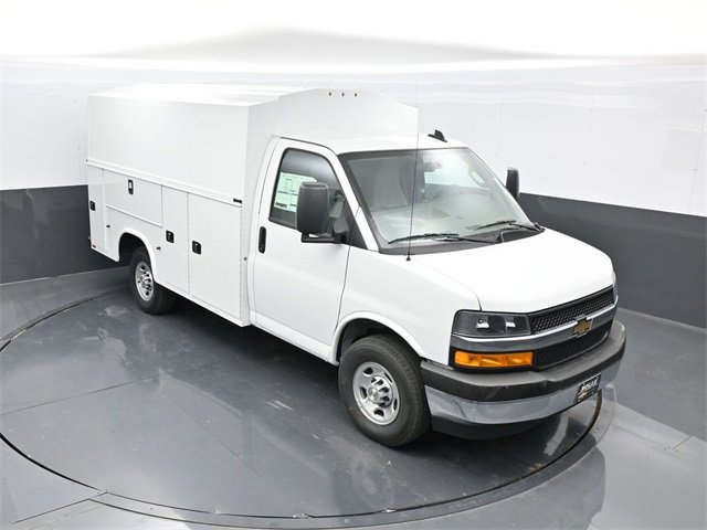 2025 Chevrolet Express Cutaway Base's photo