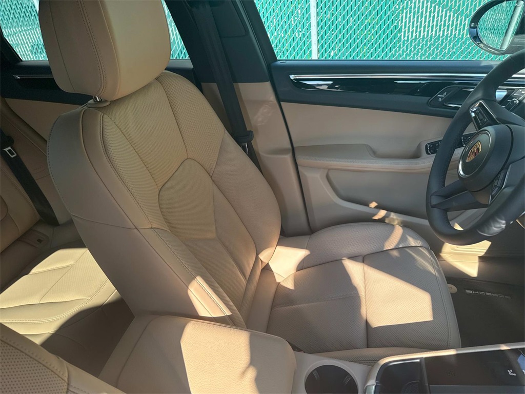 2026 Porsche Macan T photo 13