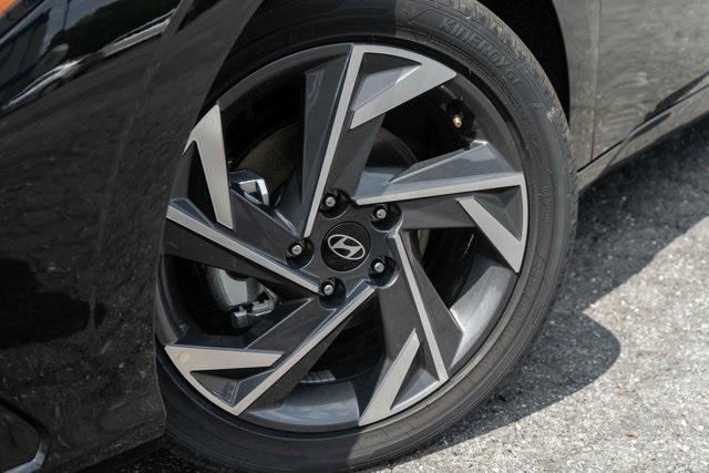 2025 Hyundai Elantra Hybrid Limited photo 2