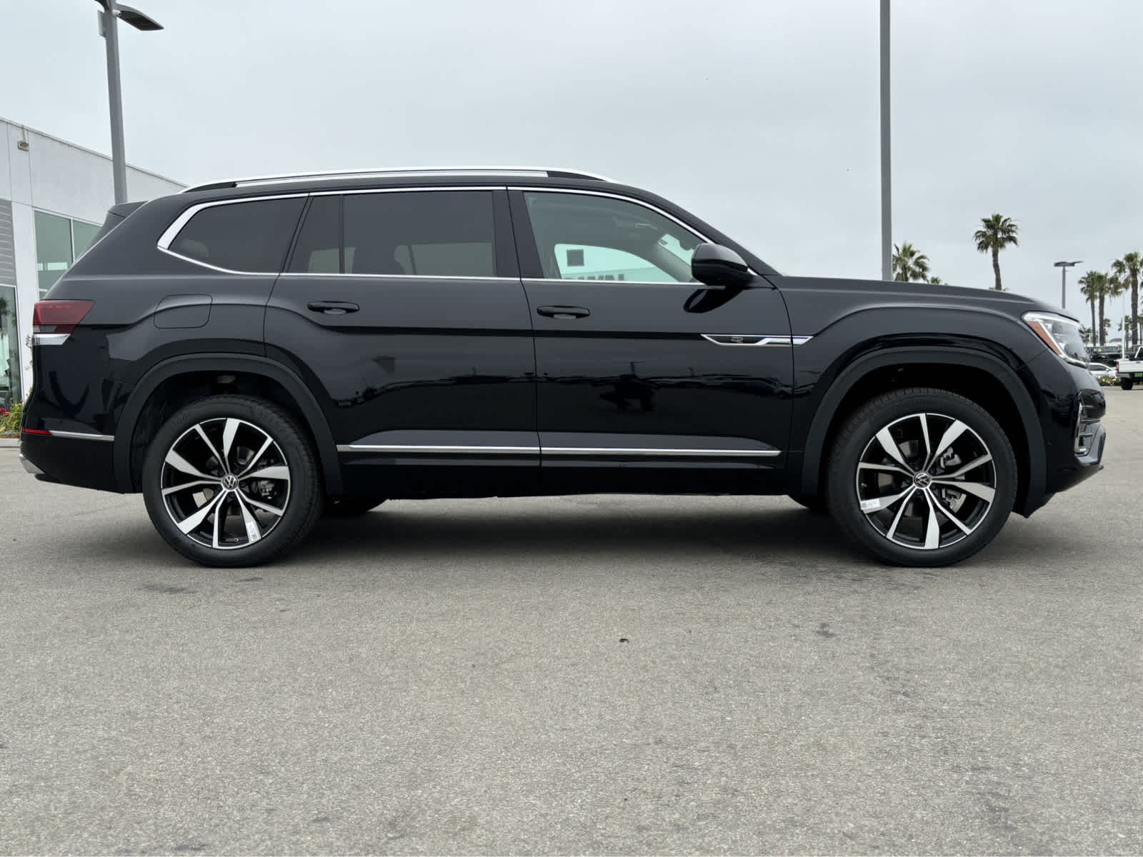 2024 Volkswagen Atlas SEL Premium R-Line photo 2