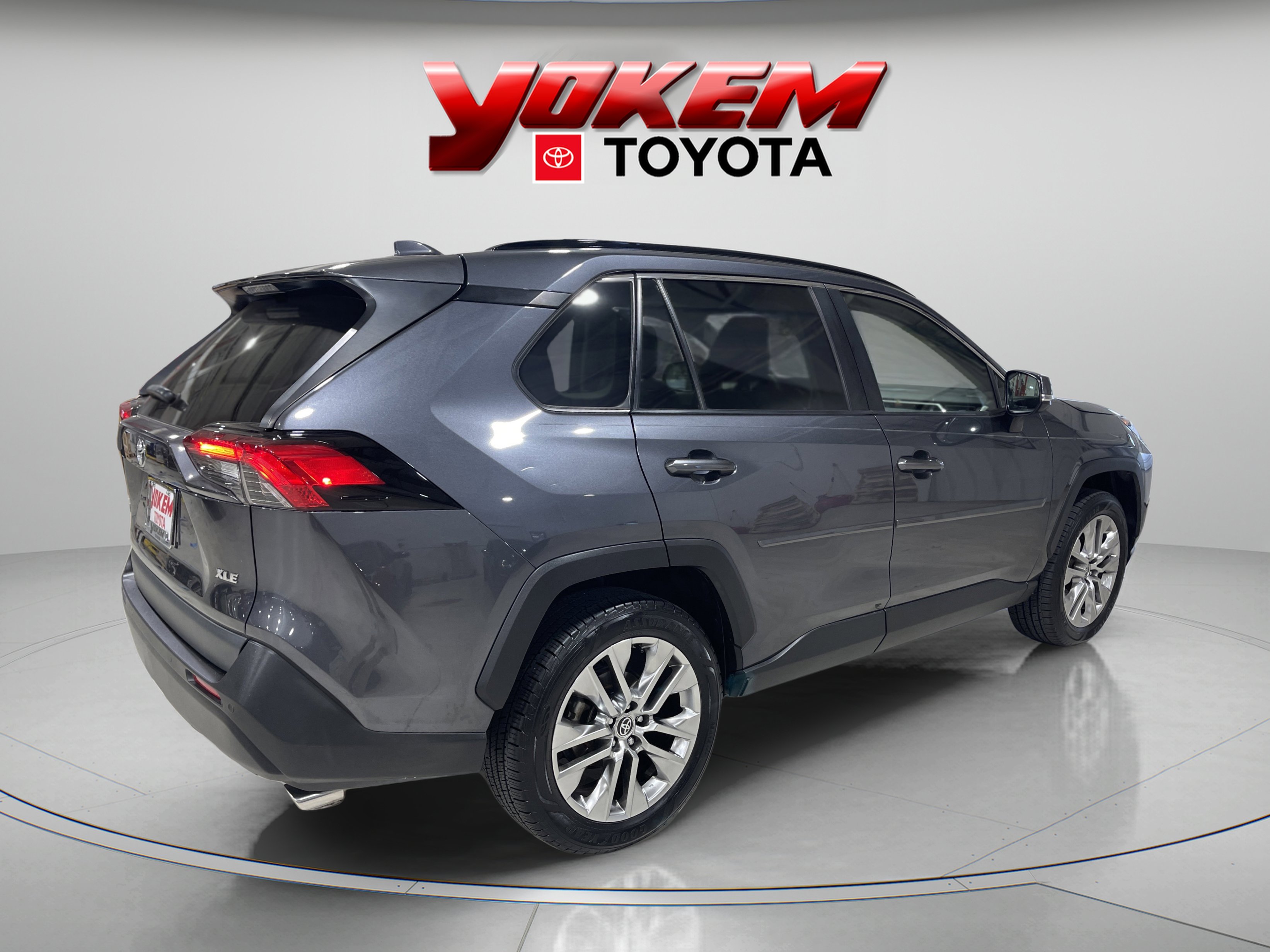 2020 Toyota RAV4 XLE Premium photo 4