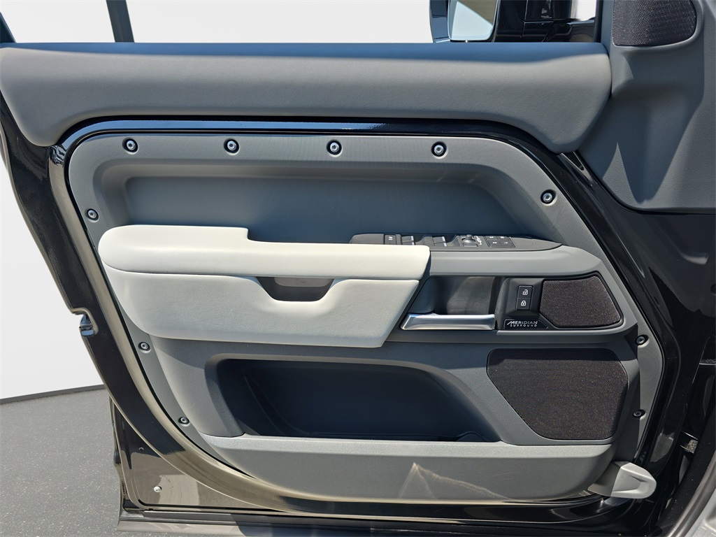 2025 Land Rover Defender 110 X-Dynamic SE photo 22