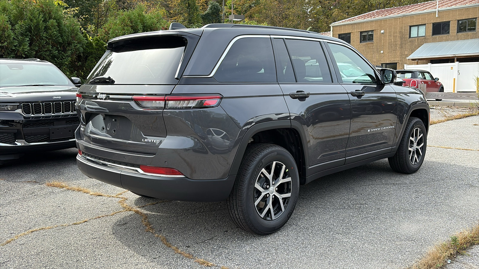 2025 Jeep Grand Cherokee Limited photo 2