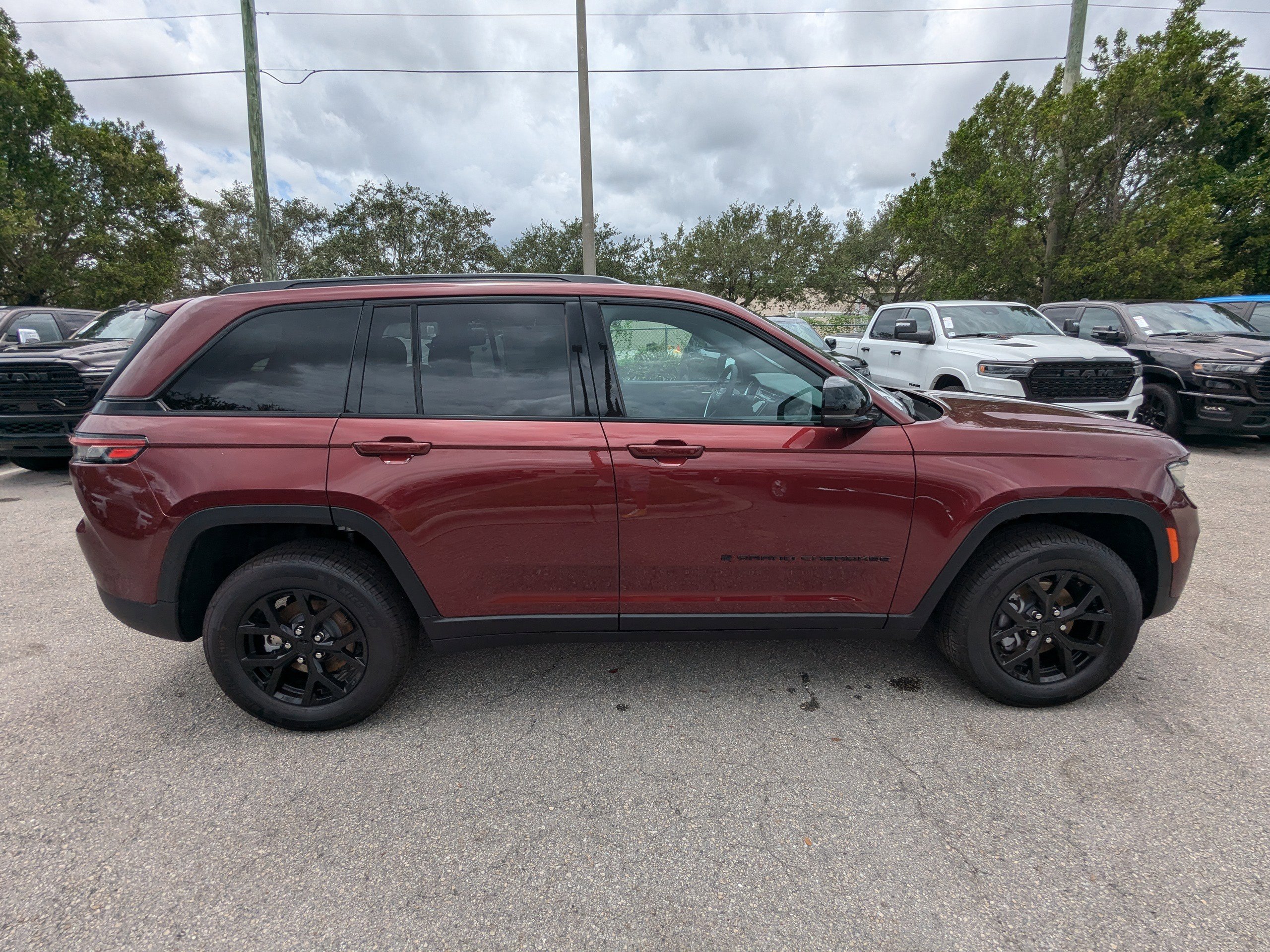 2025 Jeep Grand Cherokee Altitude photo 2