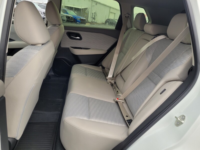 2023 Nissan Rogue SV photo 3