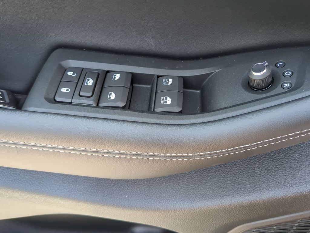 2025 Jeep Grand Cherokee Laredo X photo 12