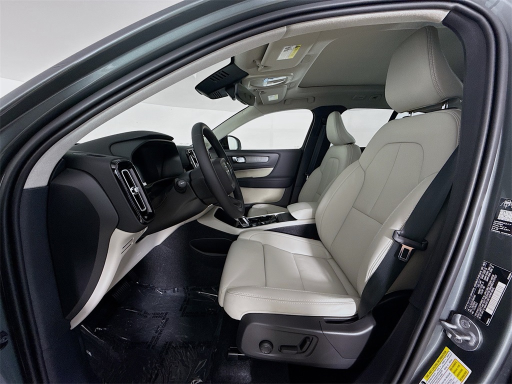 2026 Volvo XC40 Plus photo 21