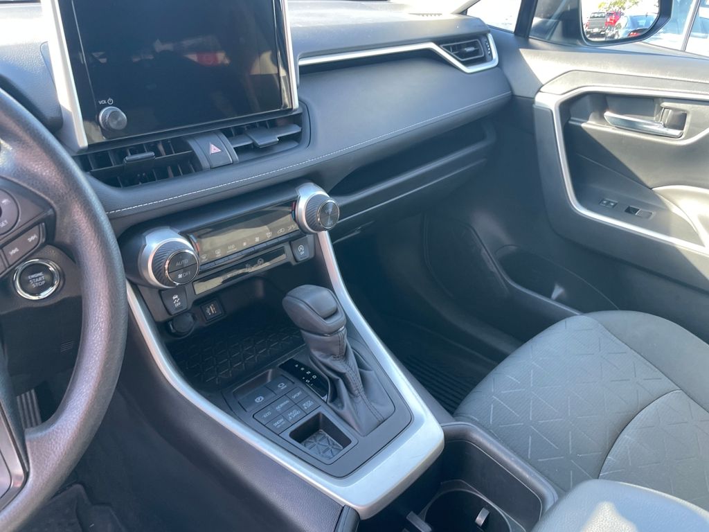 2023 Toyota RAV4 XLE photo 24