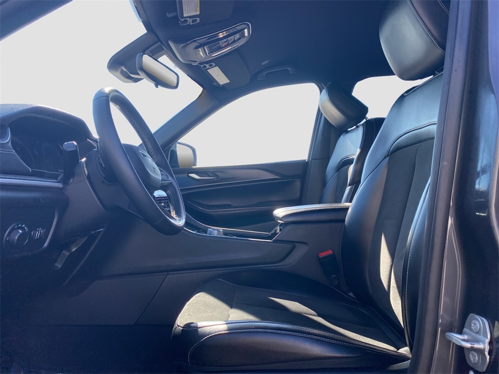 2023 Jeep Grand Cherokee Altitude photo 12