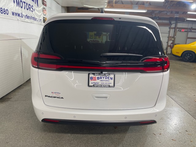 2026 Chrysler Pacifica photo 4