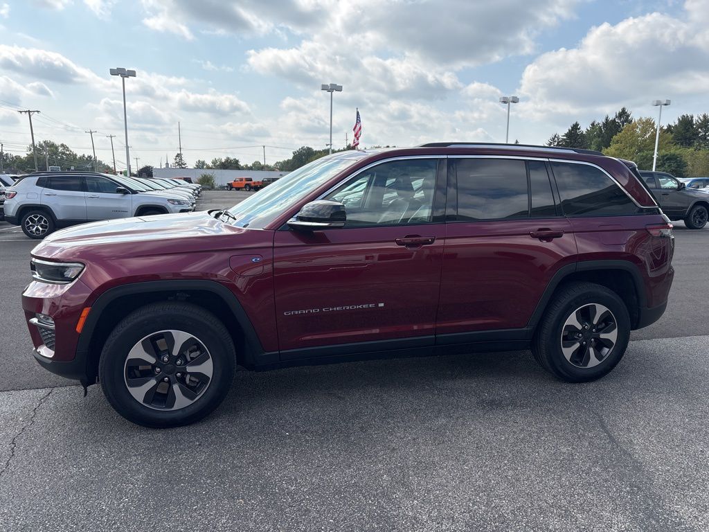 2023 Jeep Cherokee Base photo 2