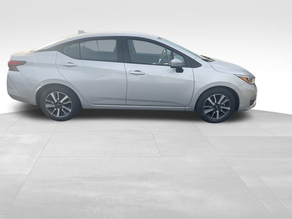 2025 Nissan Versa 1.6 SV photo 3