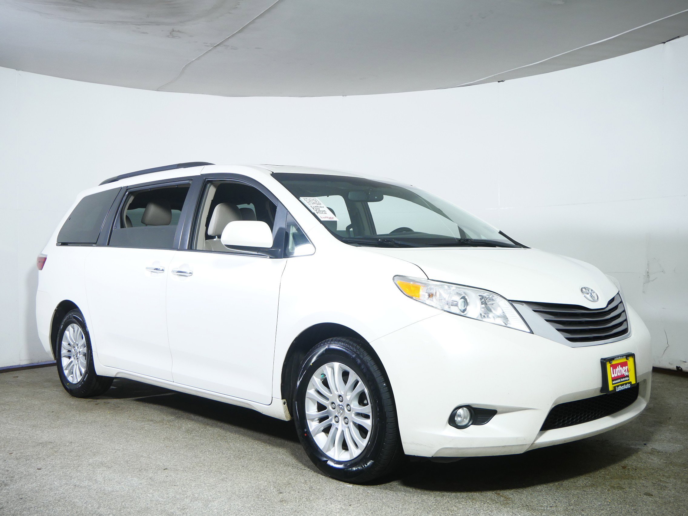 2016 Toyota Sienna XLE's photo