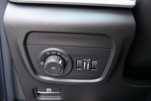2025 Jeep Grand Cherokee Limited photo 13