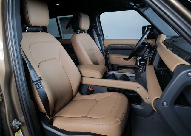 2025 Land Rover Defender 110 X-Dynamic SE photo 3