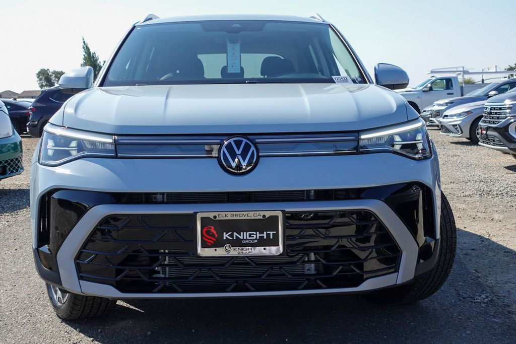 2025 Volkswagen Taos SEL photo 4